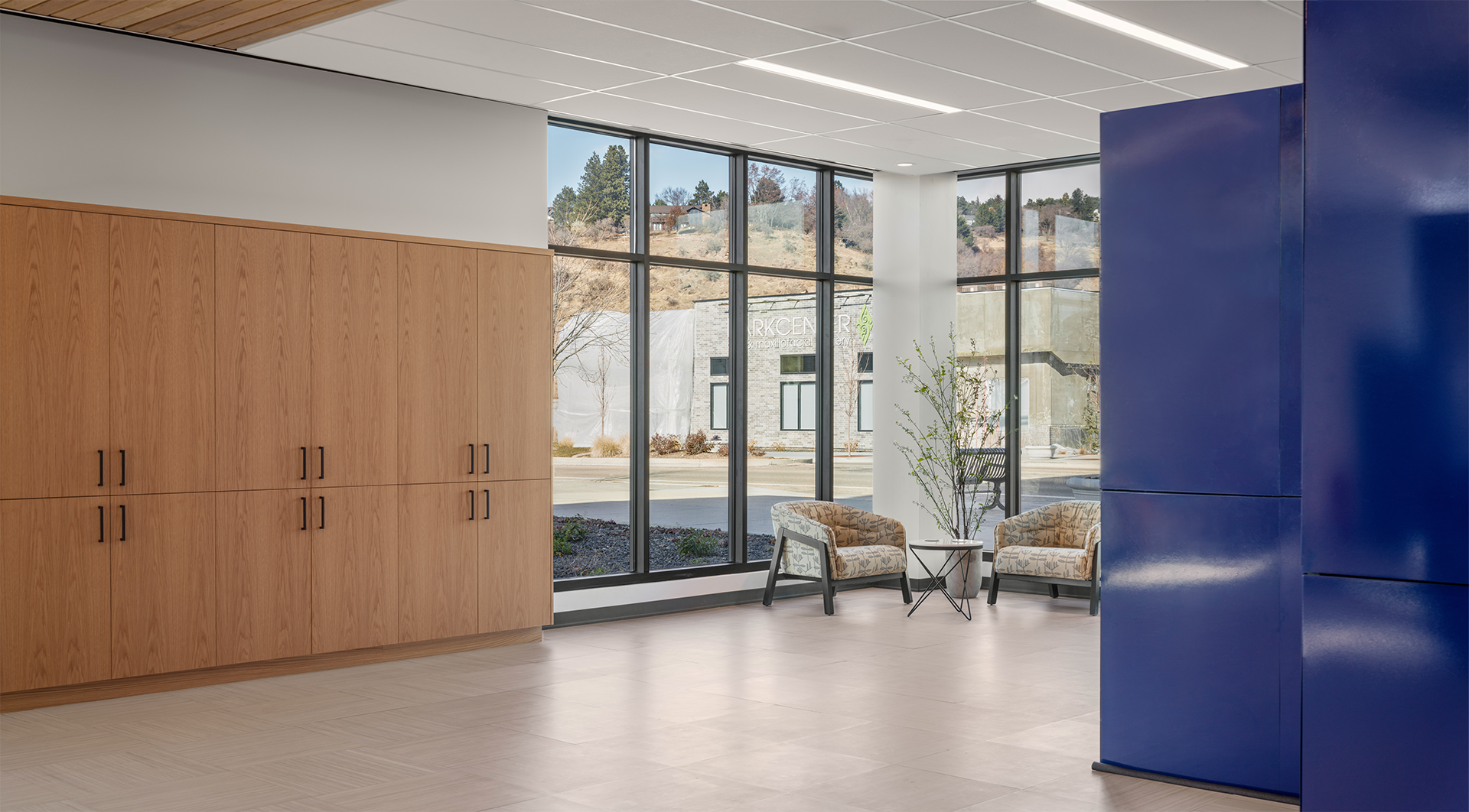 A quiet waiting area at Summit Hyperbarics & Wellness with natural light and comfortable seating for participants.